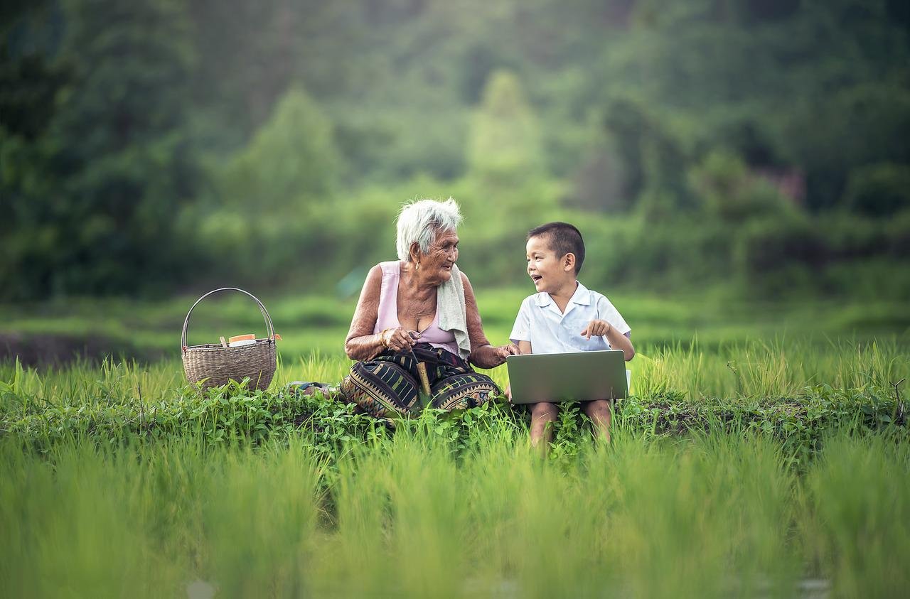 grandmother, kids, laptop-1822564.jpg